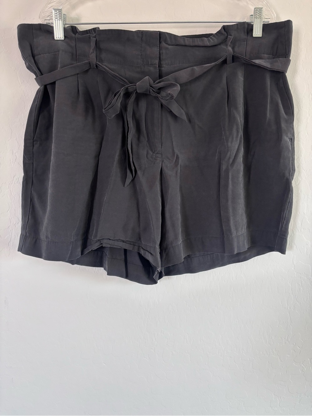 ANN TAYLOR FACTORY Gray High-Waist Paper Bag Belted Pockets Shorts Size XL